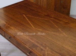 Scrivania classica da studio o ufficio in legno massiccio di noce con intarsio